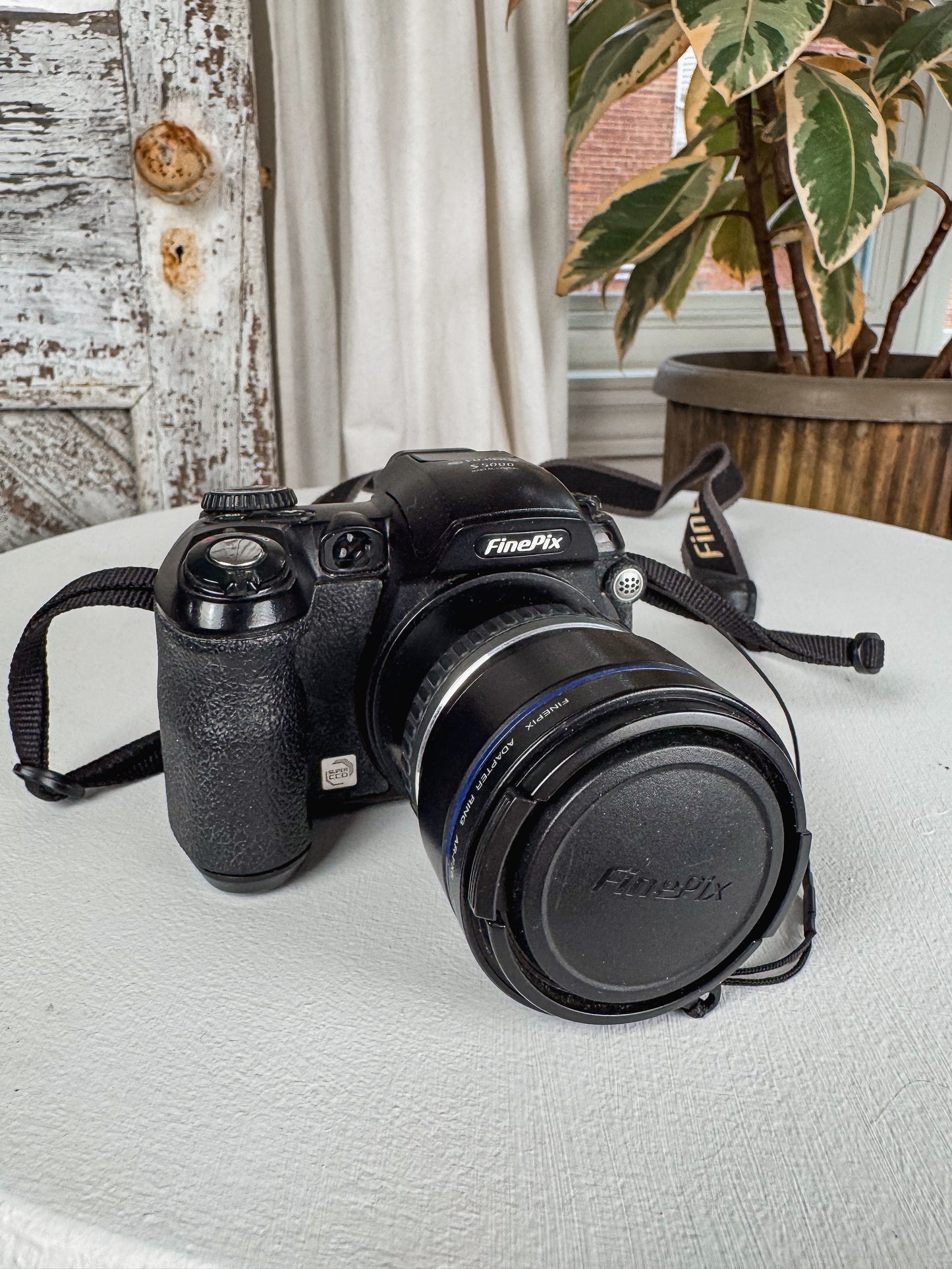 Fujifilm FinePix S2000HD 10.0MP 15x Optical Image Stabilized Zoom