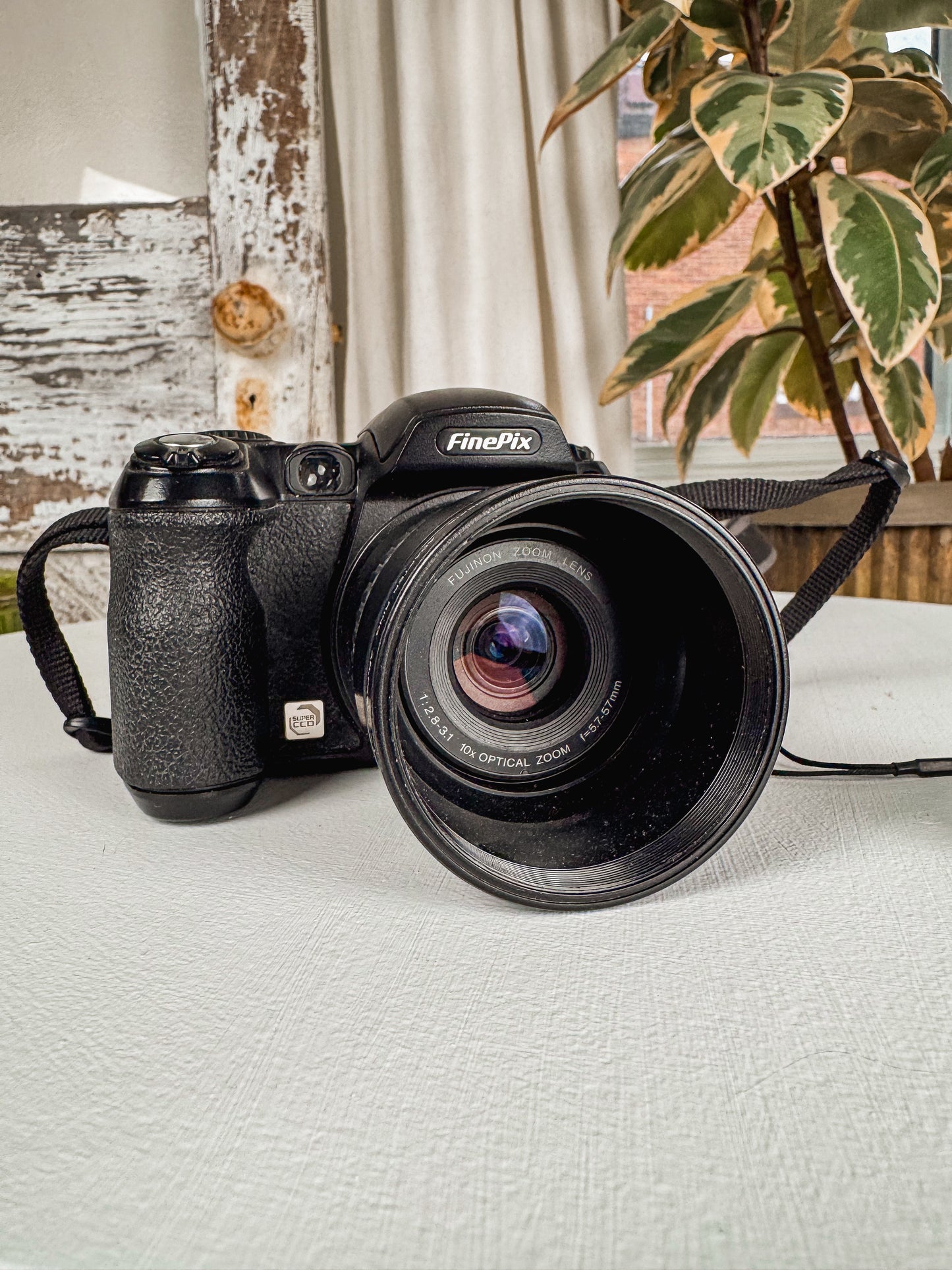 Fujifilm FinePix S2000HD 10.0MP 15x Optical Image Stabilized Zoom