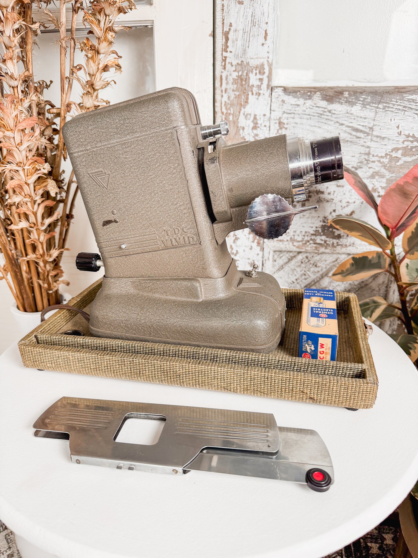 TDC Vivid Selectron Semimatic Projector with Case