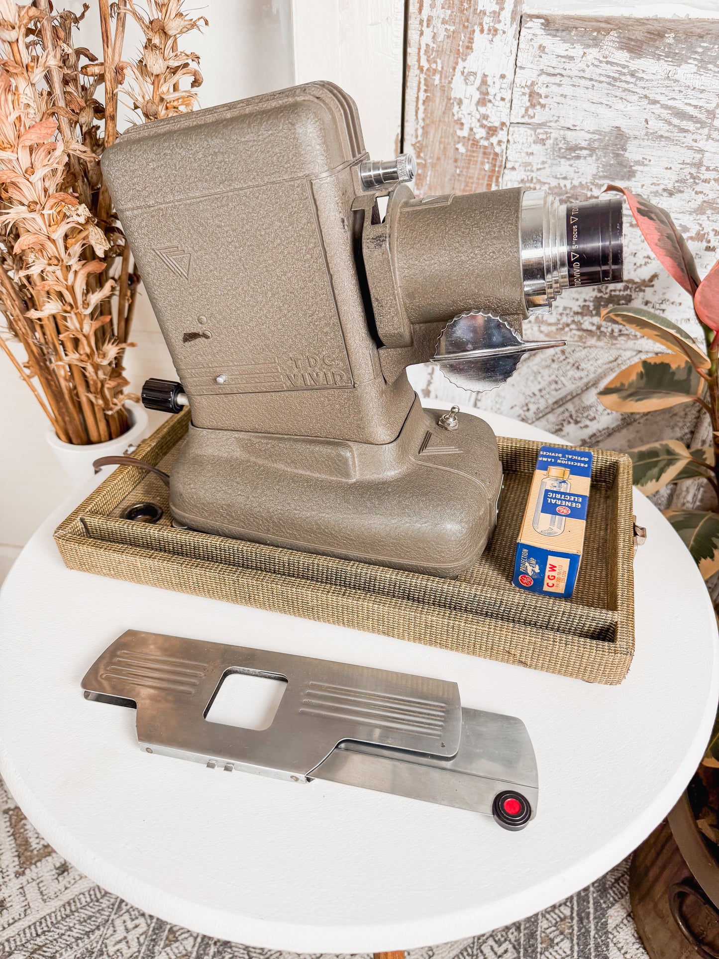 TDC Vivid Selectron Semimatic Projector with Case