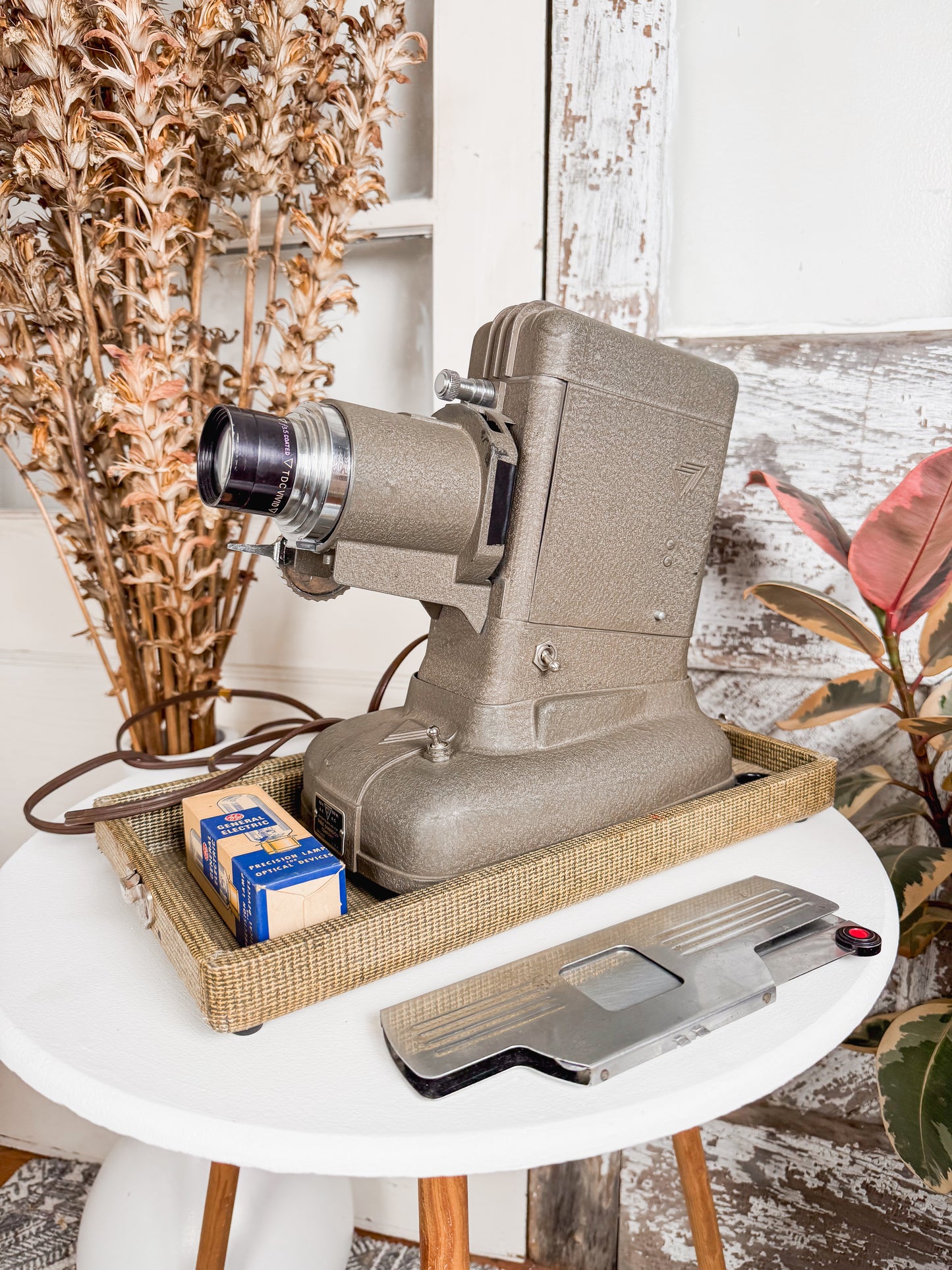 TDC Vivid Selectron Semimatic Projector with Case
